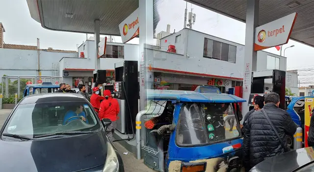 Vehículo se encuentran sin poder trabajar a falta de GLP en grifo de Lima. Vehículo se encuentran sin poder trabajar a falta de GLP en grifo de Lima.