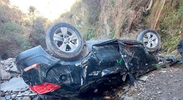Camioneta donde viajaban los amigos, quedó destrozada al fondo de barranco.