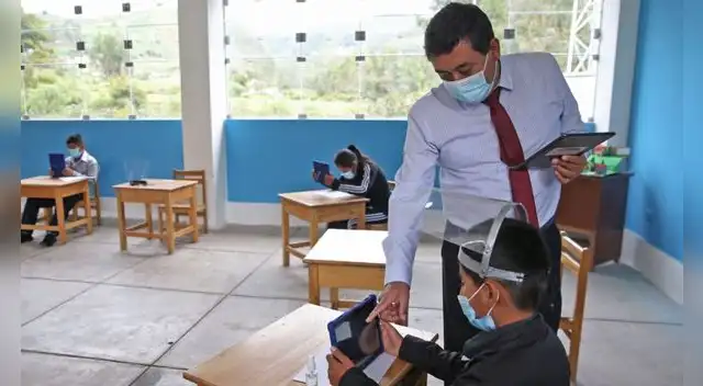 Los docentes realizan una de las profesiones más sacrificadas del país ya que de ellos depende el futuro de las siguientes generaciones. Los docentes realizan una de las profesiones más sacrificadas del país ya que de ellos depende el futuro de las siguientes generaciones.