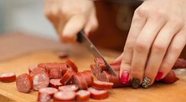 Mujer de 25 años corta el miembro viril a su pareja tras encontrarlo con su mejor amiga.