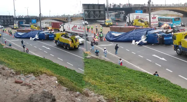 Tráiler se volcó en la Vía Evitamientos y conductores deben tomar rutas alternativas.