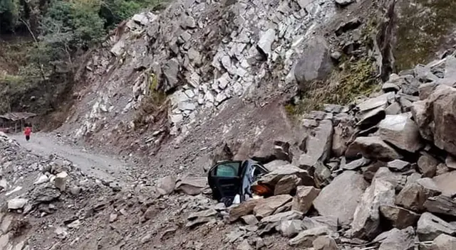 Auto quedó debajo de rocas y tierra. No había nadie en el interior. Auto quedó debajo de rocas y tierra. No había nadie en el interior.