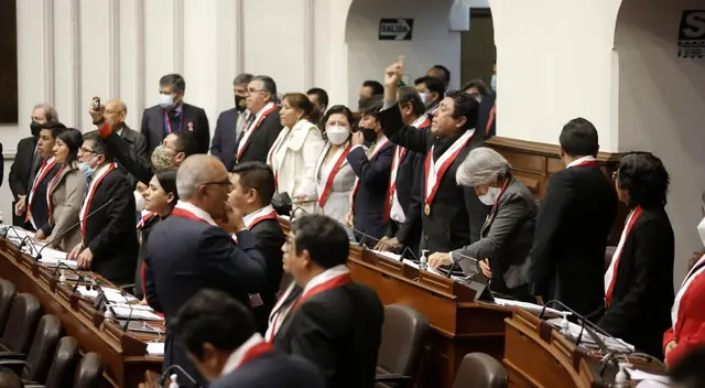 La respuesta vino del lado de los legisladores que simpatizan con el jefe de Estado, los mismos que se enfrentaron al grupo opositor y gritaron 'Fujimori nunca más'.