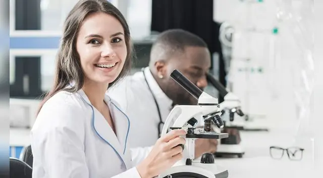 Medicina es una de las carreras profesionales más remuneradas en México.