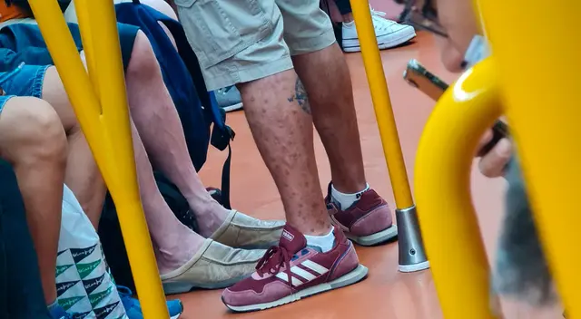 El hombre fue captado viajando en metro. El hombre fue captado viajando en metro.