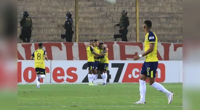El paraguayo Ovelar recibe la felicitación de sus compañeros por el gol anotado a la 'U'. El paraguayo Ovelar recibe la felicitación de sus compañeros por el gol anotado a la 'U'.