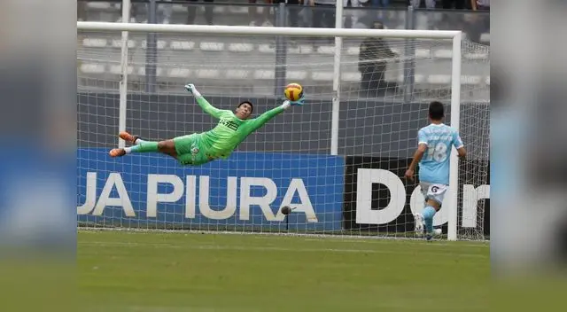 Saravia  portero de Alianza Lima realiza una salvada espectacular .