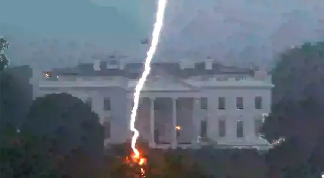 El preciso momento en el que un rayo impacta en los alrededores de la Casa Blanca.