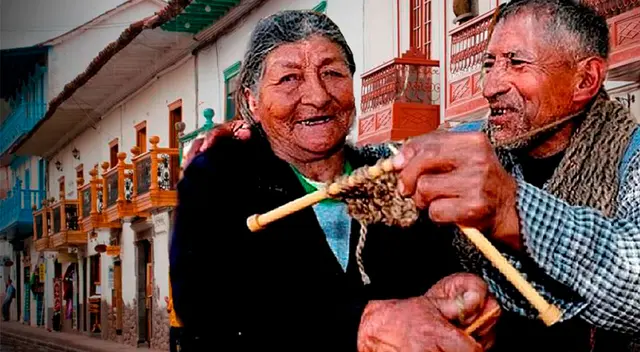 Ciudadanos viven enamorados uno del otro y tienen un hijo fruto de su amor. Ciudadanos viven enamorados uno del otro y tienen un hijo fruto de su amor.