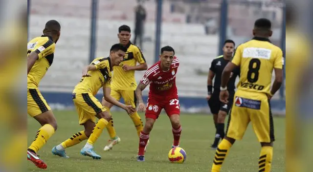 Yotún anotó un gol, pero erró un penal al final del partido por trata de picarla.