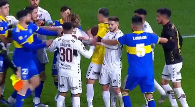 Carlos Zambrano, zaguero de Boca Juniors, llamó la atención en las redes sociales.