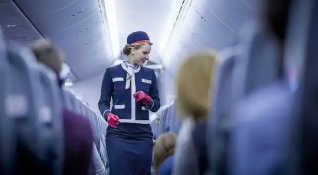 Conoce aquí cuánto gana una azafa y qué debe de estudiar para ser una.