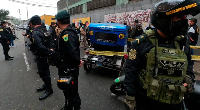 Agentes policiales vienen estudiando las cámaras de seguridad para identificar a los otros dos hampones.