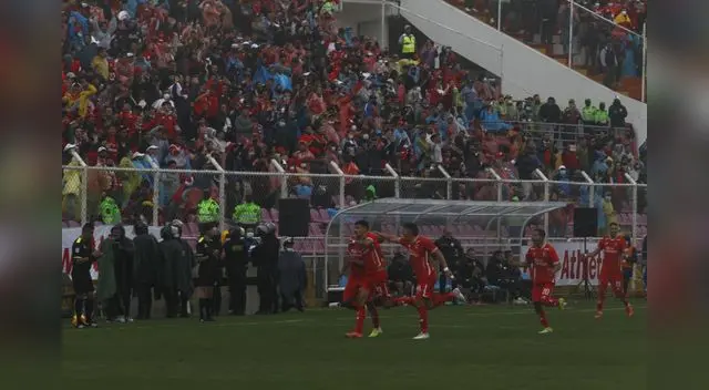 Beltrán celebra con sus compañeros el gol marcador a Universitario que fue el del triunfo. Beltrán celebra con sus compañeros el gol marcador a Universitario que fue el del triunfo.