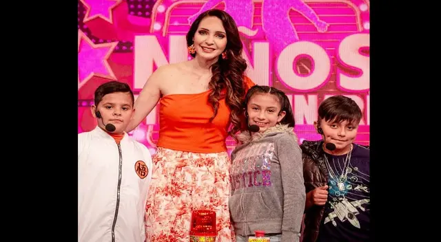 Pequeña sorprende cantando como Olivia Newton-John Pequeña sorprende cantando como Olivia Newton-John