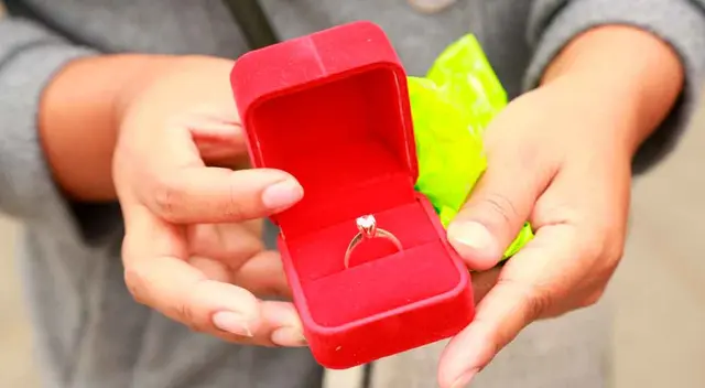 Conoce el significado que tiene soñar con anillo de compromiso.