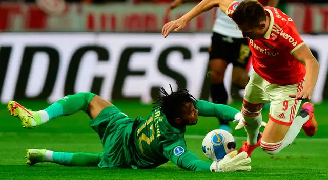 Carlos Cáceda sorprendió a los brasileños y salvó a Melgar de una goleada.