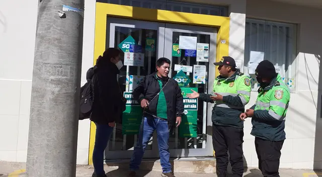 Trabajador de Mi Banco se encadena al local