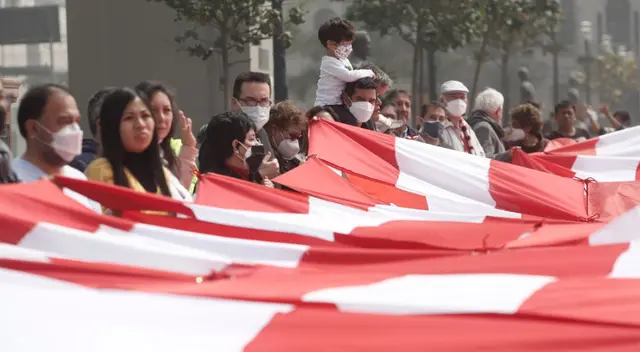 Protestantes confeccionaron una bandera de más de 22 metros de longitud. Protestantes confeccionaron una bandera de más de 22 metros de longitud.