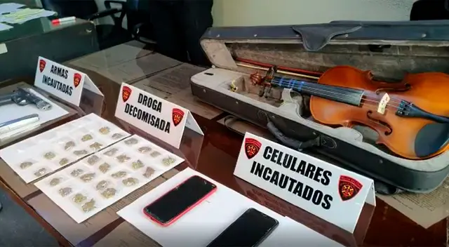 Se les encontró una pistola y el violín robado.