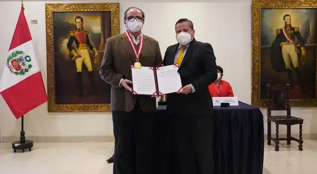 Entregan medalla a hermano de Ángel Tacchino, exalcalde del distrito.