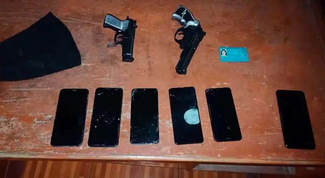 Se le encontró dos réplicas de armas de fuego y diversos celulares. Se le encontró dos réplicas de armas de fuego y diversos celulares.