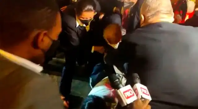 Premier levantó del piso a periodista.