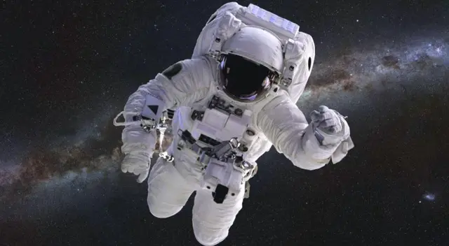 Los trajes espaciales usados en el programa Apollo no son iguales a lo que se emplea actualmente. Los trajes espaciales usados en el programa Apollo no son iguales a lo que se emplea actualmente.