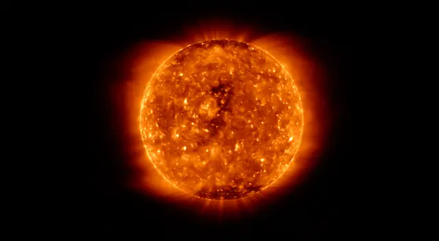 El Sol continuará calentándose durante los mil millones de años próximos y eventualmente se quedará sin hidrógeno para fusionarse en su núcleo. El Sol continuará calentándose durante los mil millones de años próximos y eventualmente se quedará sin hidrógeno para fusionarse en su núcleo.