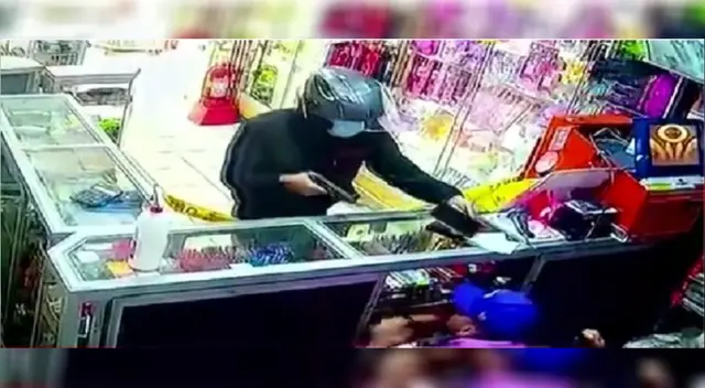 Delincuente encuentra tras el mostrador a su víctima que se estaba escondiendo