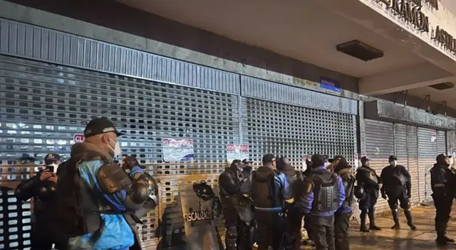 Fiscalizadores de Lima clausurando el Mercado Central Fiscalizadores de Lima clausurando el Mercado Central