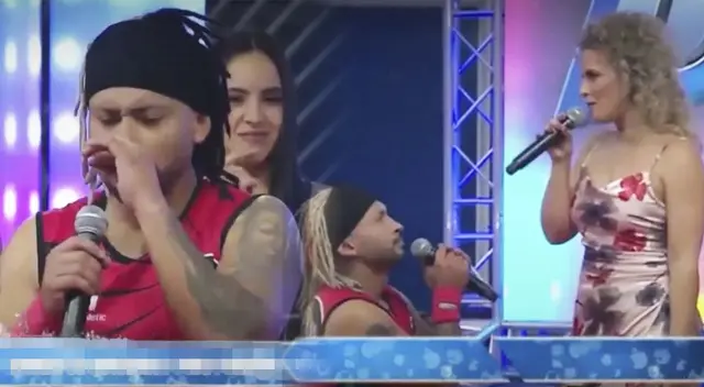 Zumba se arrodilla ante Rossana Fernández.