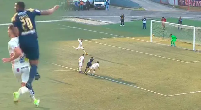 Aldair Fuentes comete penal y perjudica a Alianza Lima.