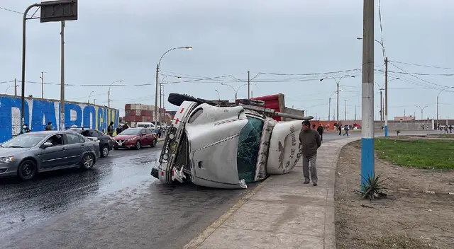 Camión de carga pesada quedó volcado tras una mala maniobra señalan testigos Camión de carga pesada quedó volcado tras una mala maniobra señalan testigos