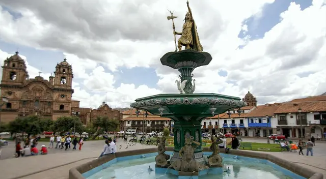 Turistas se bañaron desnudos en el Centro de Cusco pese a ir contra las autoridades del Cusco. Turistas se bañaron desnudos en el Centro de Cusco pese a ir contra las autoridades del Cusco.