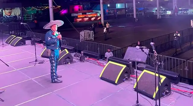 Al salir al escenario, don Rogelio se dio cuenta de la casi nula concurrencia de los asistentes. Al salir al escenario, don Rogelio se dio cuenta de la casi nula concurrencia de los asistentes.