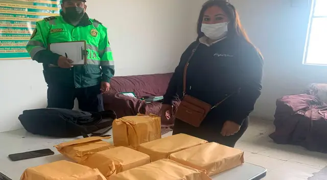 La detenida y el dinero distribuido en 7 paquetes