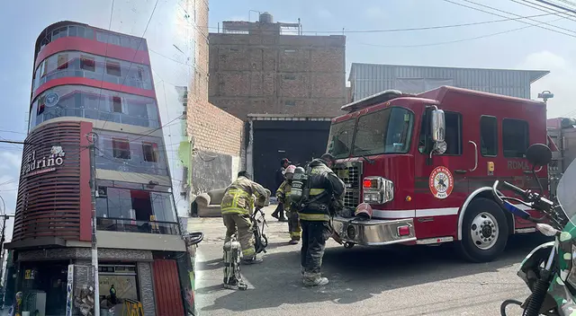 Incendio en pollería asusta al personal y comensales.