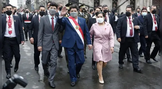 Pedro castillo junto a su esposa Lilia Paredes y su hijo caminando por el Centro Histórico de Lima. Pedro castillo junto a su esposa Lilia Paredes y su hijo caminando por el Centro Histórico de Lima.