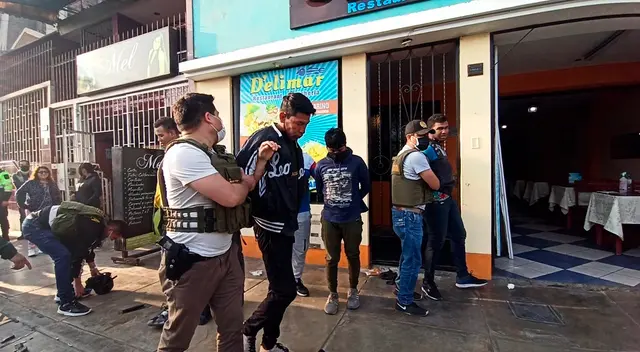 Delincuentes intentaron ingresar a robar a una cevichería. Delincuentes intentaron ingresar a robar a una cevichería.