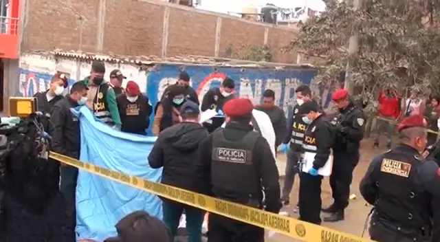 Efectivos policiales en la escena del crimen de uno de los occisos Efectivos policiales en la escena del crimen de uno de los occisos