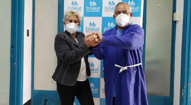 Hermanos posando juntos luego de una exitosa operación