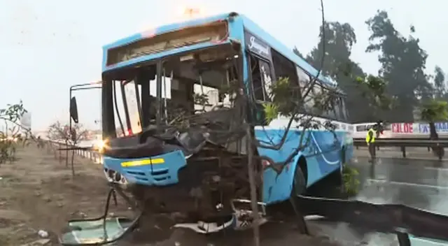 Bus termina gravemente dañado tras impactarse con una cisterna en SJM. Bus termina gravemente dañado tras impactarse con una cisterna en SJM.