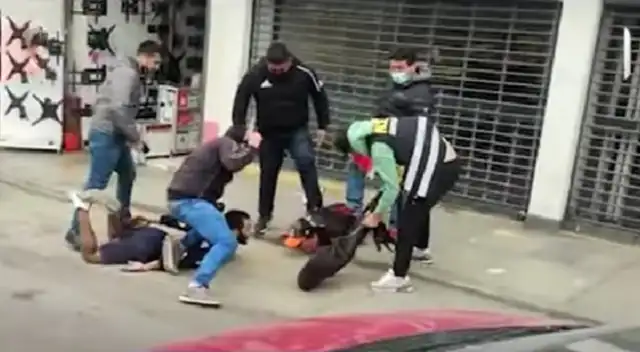 Efectivos de la policía capturando a delincuentes antes de robar en casa de apuestas