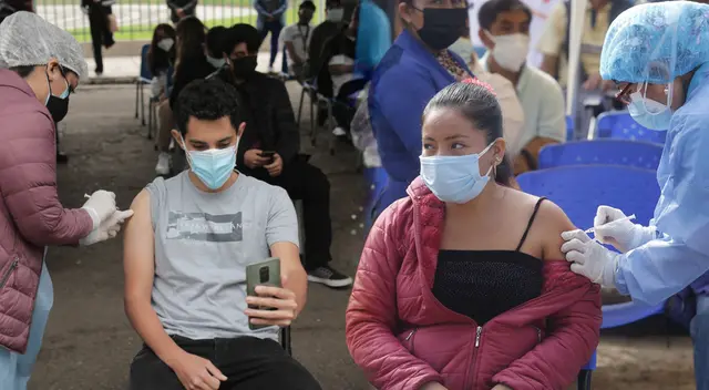 Mayores de edad ya podrán vacunarse con la cuarta dosis contra el COVID-19. Mayores de edad ya podrán vacunarse con la cuarta dosis contra el COVID-19.