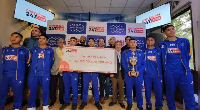 Los jugadores José Carvallo y Rinaldo Cruzado presentes en ceremonia.