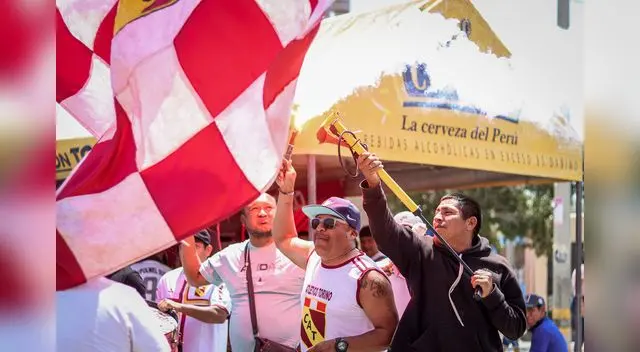 La hinchada del Torino se puso de pie para apoyar a su equipo y juegue la etapa Nacional de la Copa Perú. La hinchada del Torino se puso de pie para apoyar a su equipo y juegue la etapa Nacional de la Copa Perú.