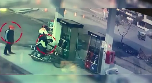 Motociclistas delincuentes esperando el momento exacto para atacar a trabajadora Motociclistas delincuentes esperando el momento exacto para atacar a trabajadora