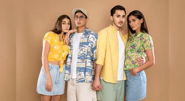 Vania Torres con el grupo de actores.