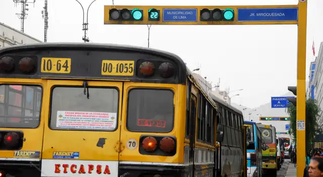 Semáforos inteligentes mostrando los segundos restantes para el cambio de luz Semáforos inteligentes mostrando los segundos restantes para el cambio de luz